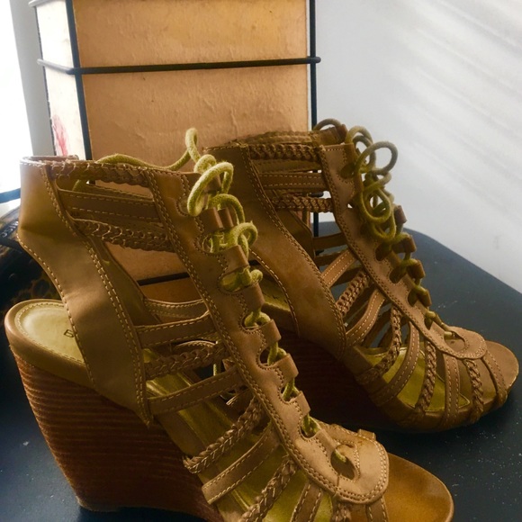 Beige lace leather shoe - Picture 1 of 1